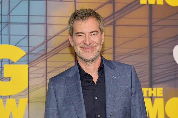 Ο δημιουργός της σειράς «The Morning Show», Mark Duplass, απαντά στις αντιδράσεις για το πρότζεκτ με τρανς άτομα