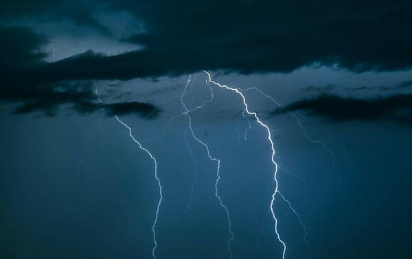 Κακοκαιρία: Ισχυρά φαινόμενα σε όλη τη χώρα τα επόμενα 24ωρα - Έρχονται καταιγίδες, θυελλώδεις άνεμοι και χιόνια