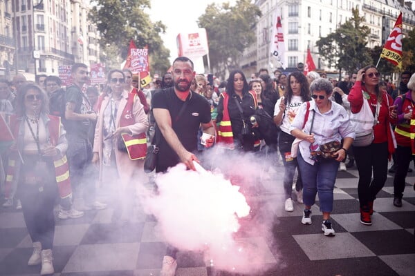 Γαλλία: Πανεθνικές απεργίες κατά της λιτότητας - Κλειστός ο Πύργος του Άιφελ, ακυρώσεις εκατοντάδων πτήσεων