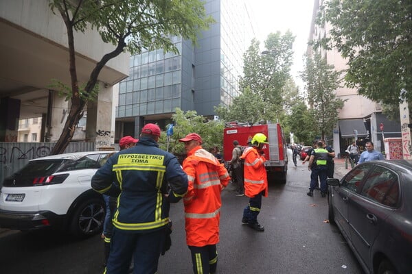 Δέντρο ξεριζώθηκε και τραυμάτισε μοτοσικλετιστή στο κέντρο της Αθήνας