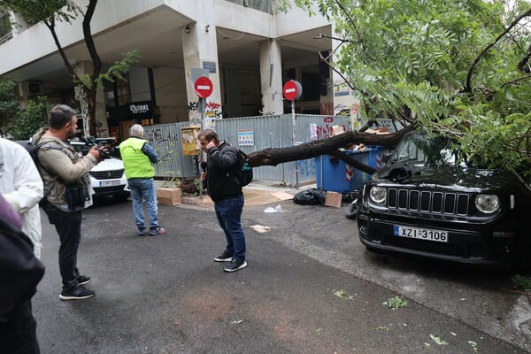 Δέντρο ξεριζώθηκε και τραυμάτισε μοτοσικλετιστή στο κέντρο της Αθήνας