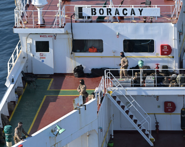 Boracay: Η Γαλλία αναχαίτισε ρωσικό δεξαμενόπλοιο-«φάντασμα» που προκαλεί συναγερμό στην Ευρώπη