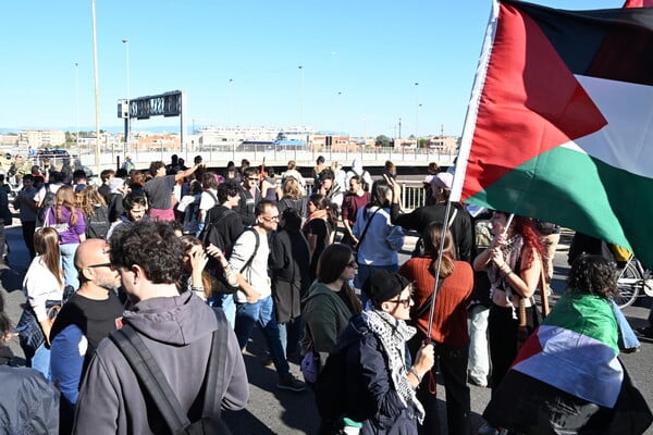 Γενική απεργία και διαδηλώσεις για τη Γάζα «παρέλυσαν» την Ιταλία - Εκατοντάδες χιλιάδες στους δρόμους 