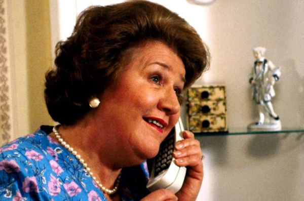 Πέθανε η Patricia Routledge, γνωστή από τη σειρά «Keeping Up Appearances» του BBC