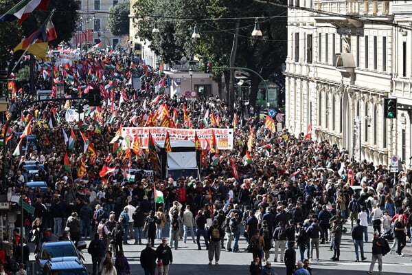 Γενική απεργία και διαδηλώσεις για τη Γάζα «παρέλυσαν» την Ιταλία - Εκατοντάδες χιλιάδες στους δρόμους 
