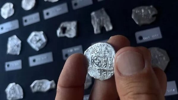 Φλόριντα: Κυνηγοί θησαυρού ανακάλυψαν χρυσά και ασημένια νομίσματα αξίας 1 εκατ. δολάρια