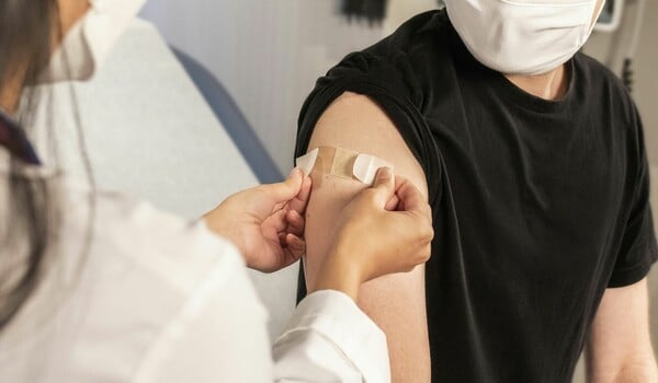 Ξεκίνησε ο αντιγριπικός εμβολιασμός: Ποιοι πρέπει να κάνουν το εμβόλιο