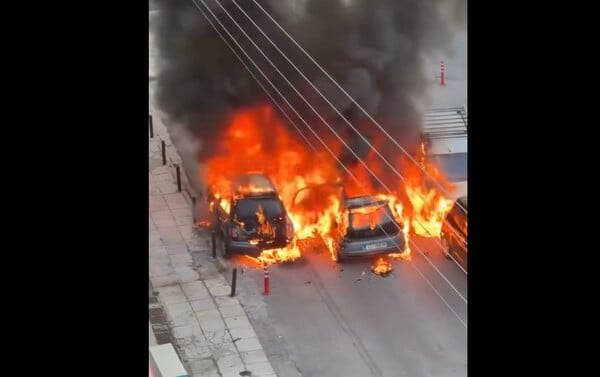 Άλιμος: ΙΧ πήρε φωτιά εν κινήσει - Οι φλόγες επεκτάθηκαν και σε άλλα τρία αυτοκίνητα