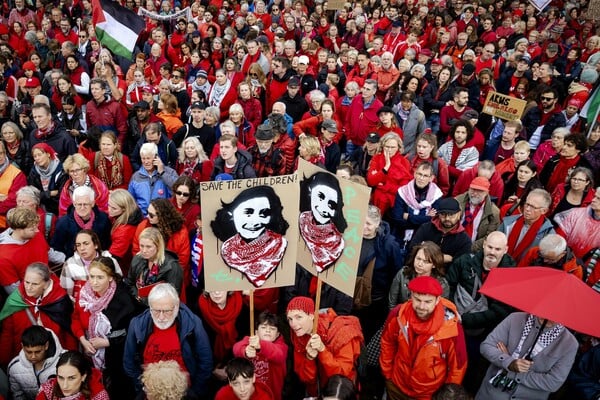 Κόκκινη λαοθάλασσα στους δρόμους του Άμστερνταμ: 250.000 πολίτες ζητούν να σταματήσει ο πόλεμος στη Γάζα