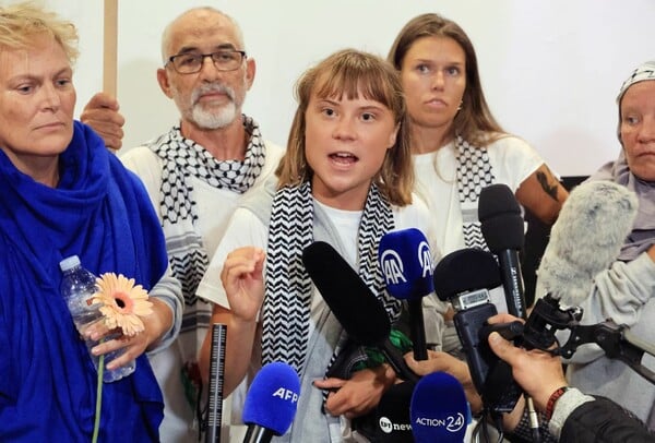 Η Γκρέτα Τούνμπεργκ στην Αθήνα: «Ας είμαστε σαφείς, μια γενοκτονία διεξάγεται μπροστά στα μάτια μας»