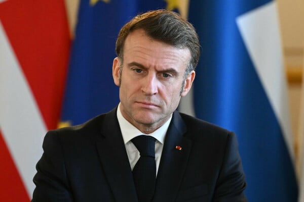 Τρία αδιέξοδα και η σκιά της αποχώρησης: Η Le Monde για το δυσοίωνο πολιτικό μέλλον του Μακρόν