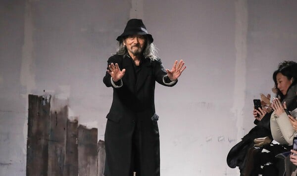 Yohji Yamamoto: «Η μόδα έχει γίνει αστείο, όλα περιστρέφονται γύρω από τα χρήματα»