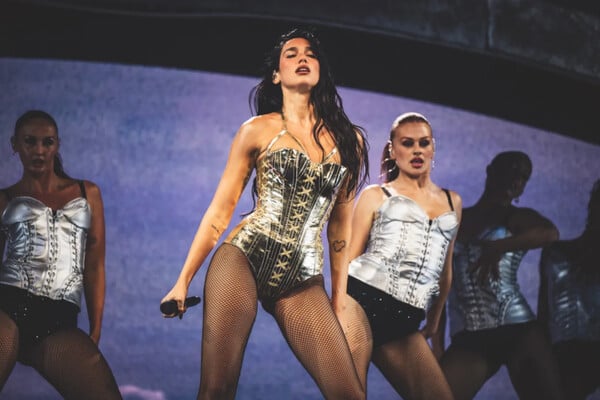 Η Dua Lipa μετέτρεψε το Λος Άντζελες σε ένα εκρηκτικό dance party