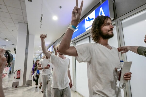 Στο «Ελ. Βενιζέλος» οι 27 Έλληνες ακτιβιστές του στολίσκου για τη Γάζα
