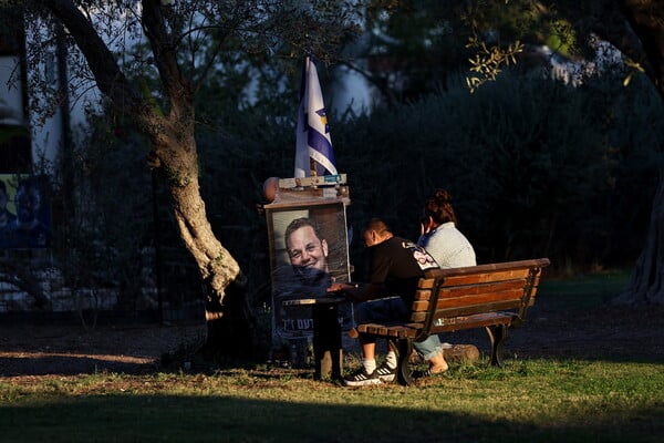 Δύο χρόνια μετά: Χιλιάδες Ισραηλινοί τιμούν τα θύματα της επίθεσης της Χαμάς