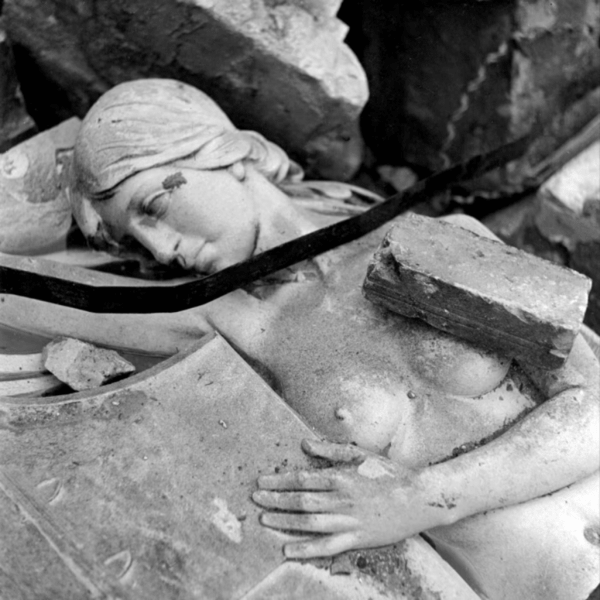 Από την πασαρέλα στην μπανιέρα του Χίτλερ: Το μεγαλείο των εικόνων της Λι Μίλερ 