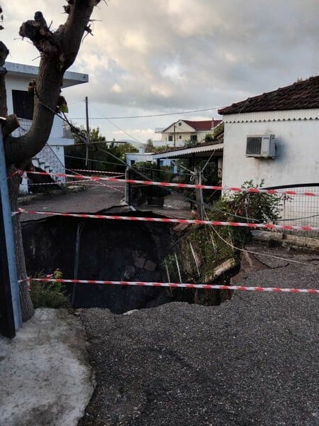 Αιτωλοακαρνανία: Άνοιξε η γη δίπλα στα σπίτια - Τεράστια καθίζηση τους εδάφους μέσα σε χωριό