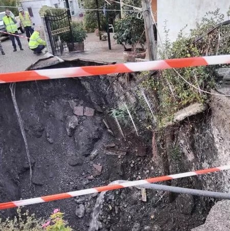 Αιτωλοακαρνανία: Άνοιξε η γη δίπλα στα σπίτια - Τεράστια καθίζηση τους εδάφους μέσα σε χωριό