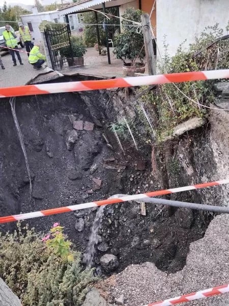 Αιτωλοακαρνανία: Άνοιξε η γη δίπλα στα σπίτια - Τεράστια καθίζηση τους εδάφους μέσα σε χωριό