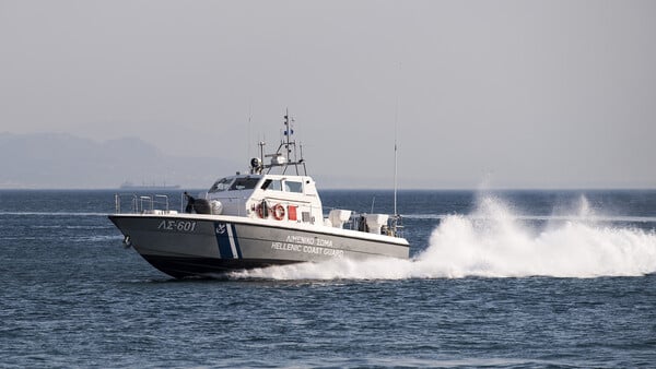 Ναυάγιο ανοιχτά της Λέσβου: Τέσσερις άνθρωποι ανασύρθηκαν χωρίς τις αισθήσεις τους