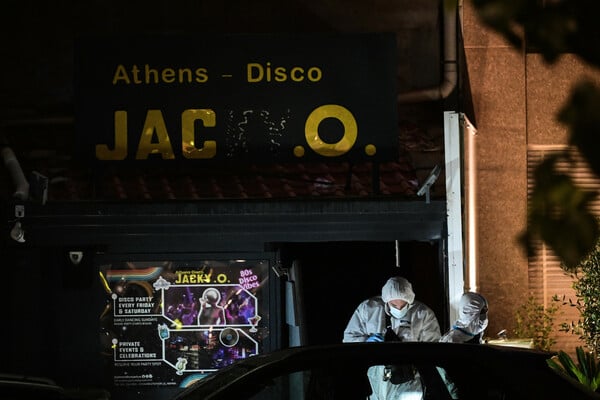 Έκρηξη στη ντισκοτέκ Jacky.O: Μαυροντυμένος άνδρας φέρεται να άφησε χαρτοσακούλα στην είσοδο του κέντρου