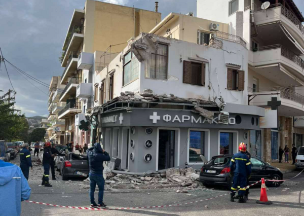 Λαύριο: Η στιγμή της κατάρρευσης μπαλκονιού - Μία τραυματίας
