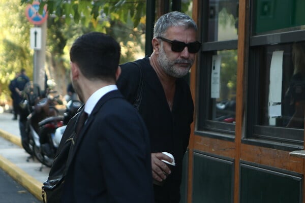Βασίλης Μπισμπίκης: Στα δικαστήρια της Ευελπίδων ο ηθοποιός - Για τι κατηγορείται