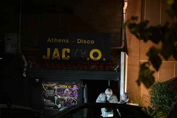 Βόμβα στο Jacky O: Το βίντεο με τον άνδρα που αφήνει τη χαρτοσακούλα έξω από το μαγαζί