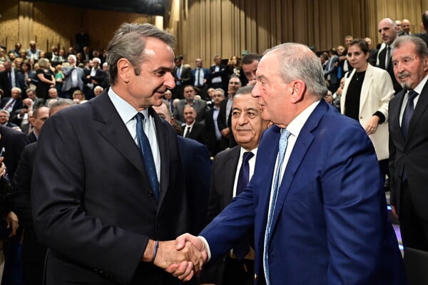 H χειραψία Μητσοτάκη-Καραμανλή και η απουσία Σαμαρά από την παρουσίαση του βιβλίου του Ευρυπίδη Στυλιανίδη