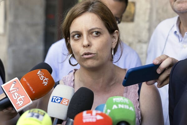 Ιλαρία Σάλις: Από τα ουγγρικά κελιά στο Ευρωκοινοβούλιο - Το σύμβολο της μάχης για τη δημοκρατία στην Ευρώπη