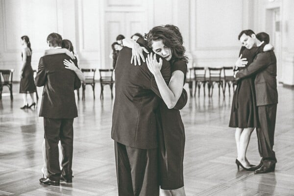 «Kontakthof»: Το έργο της Pina Bausch στο Εθνικό Θέατρο με ελληνικό θίασο