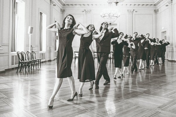 «Kontakthof»: Το έργο της Pina Bausch στο Εθνικό Θέατρο με ελληνικό θίασο