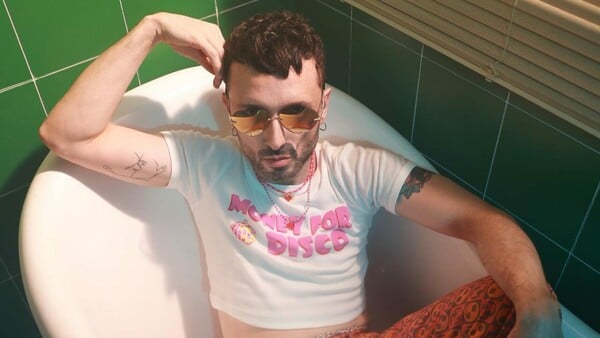 Τουρκία: Ποινική έρευνα σε βάρος queer τραγουδιστή για «άσεμνο» τραγούδι και «αισχρολογία»