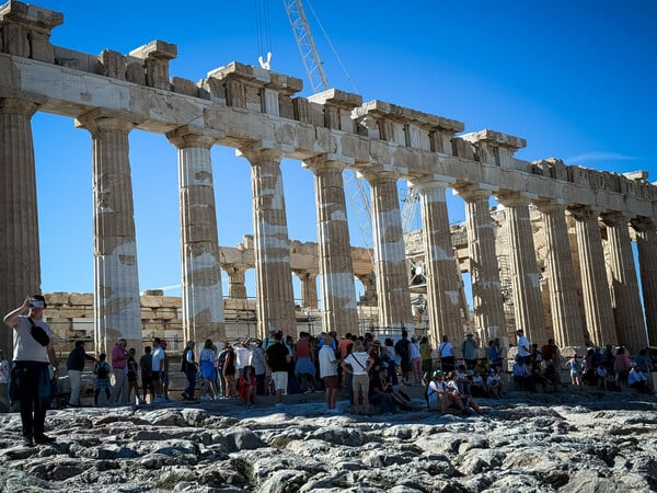 ΠΑΡΘΕΝΩΝΑΣ ΧΩΡΙΣ ΣΚΑΛΩΣΙΕΣ