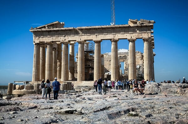 ΠΑΡΘΕΝΩΝΑΣ ΧΩΡΙΣ ΣΚΑΛΩΣΙΕΣ