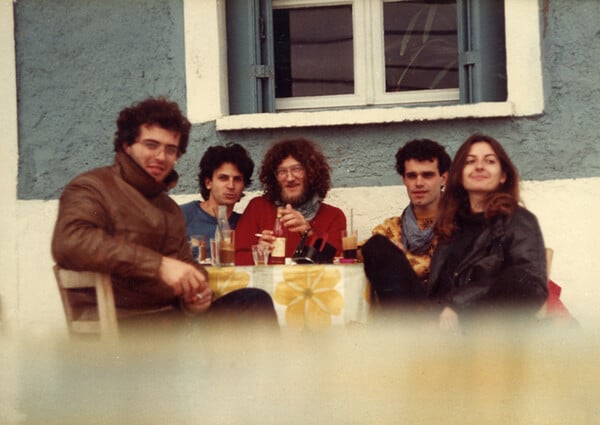 «Και λοιπόν τι;» Μία έκθεση στον Ταύρο «φωτίζει» το θρυλικό άλμπουμ των Εν Πλω