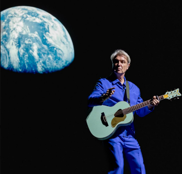 Στην Αθήνα ο David Byrne για μια εμφάνιση στο Release Athens x SNF Nostos 2026