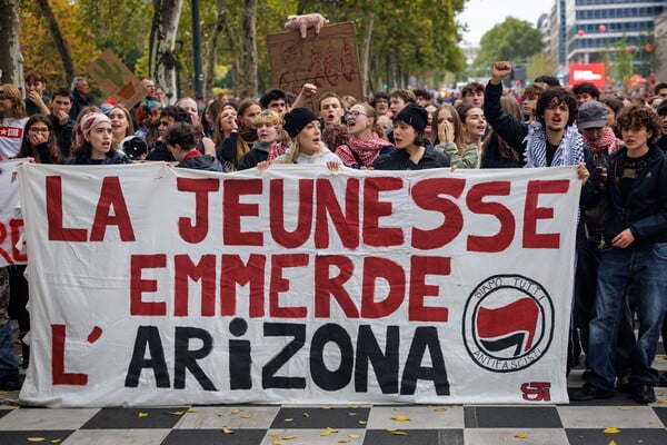 Δεκάδες χιλιάδες στους δρόμους των Βρυξελλών για τις περικοπές στις συντάξεις και την υγεία