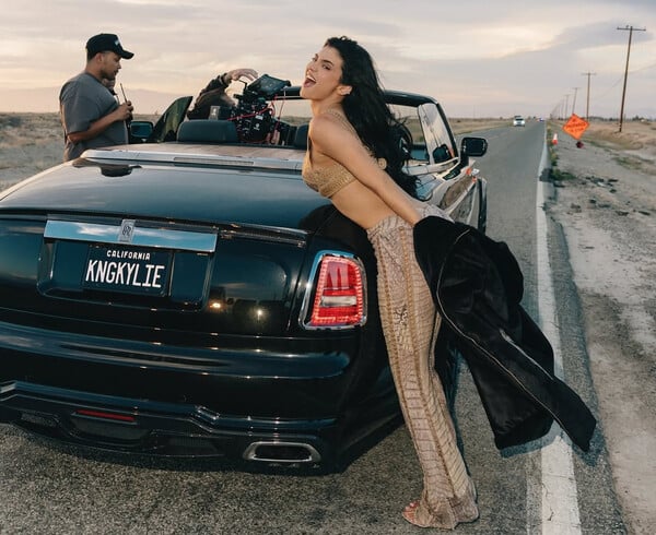 Κάιλι Τζένερ: Η επιστροφή στην «King Kylie era» της δέκα χρόνια μετά με το πρώτο της τραγούδι