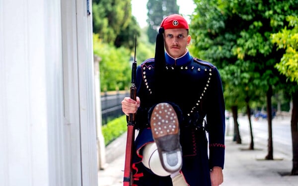 *Από τον λαιμό ως την αυγή/ από τον Πάνο Μιχαήλ
