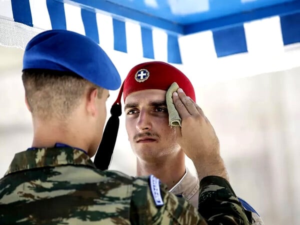 *Από τον λαιμό ως την αυγή/ από τον Πάνο Μιχαήλ