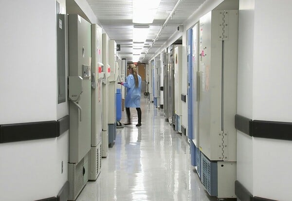 ΠΑΓΝΗ: Οι γιατροί δίνουν μάχη για το 3χρονο κορίτσι που ανασύρθηκε από πισίνα στη Ρόδο