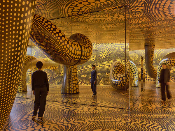 Το μαγευτικό, υπερβατικό σύμπαν της Yayoi Kusama προσγειώνεται στην Ευρώπη
