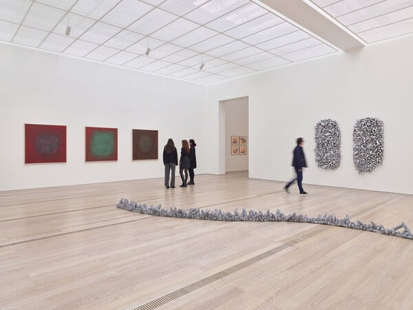 Το μαγευτικό, υπερβατικό σύμπαν της Yayoi Kusama προσγειώνεται στην Ευρώπη