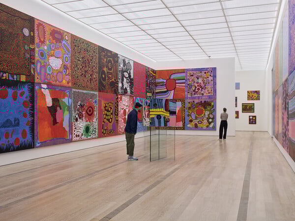 Το μαγευτικό, υπερβατικό σύμπαν της Yayoi Kusama προσγειώνεται στην Ευρώπη