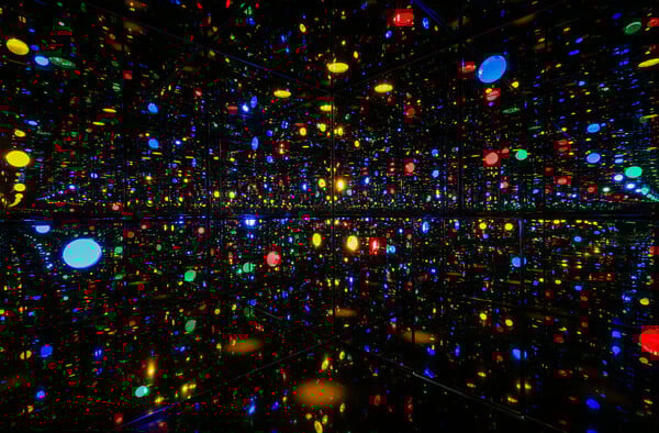 Το μαγευτικό, υπερβατικό σύμπαν της Yayoi Kusama προσγειώνεται στην Ευρώπη