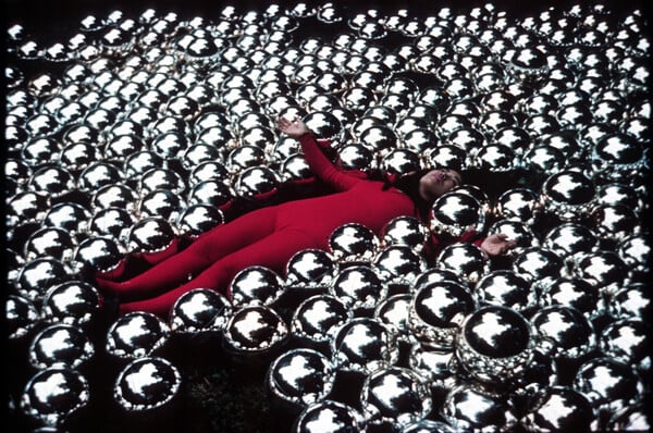 Το μαγευτικό, υπερβατικό σύμπαν της Yayoi Kusama προσγειώνεται στην Ευρώπη