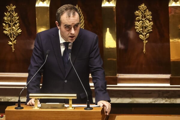 Γαλλία: Η Εθνοσυνέλευση απέρριψε την πρόταση μομφής κατά της κυβέρνησης Λεκορνί