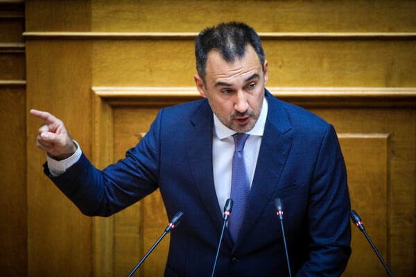 Χαρίτσης κατά Μητσοτάκη με ατάκα Κωνσταντίνου Μητσοτάκη
