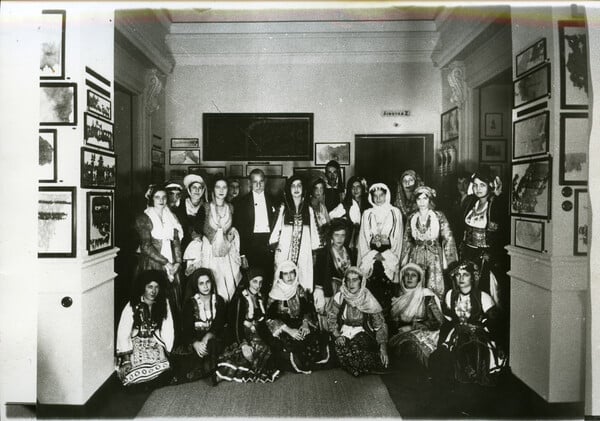 Οι εθνικές ελληνικές ενδυμασίες αφηγούνται την ιστορία τους στο Μουσείο Μπενάκη